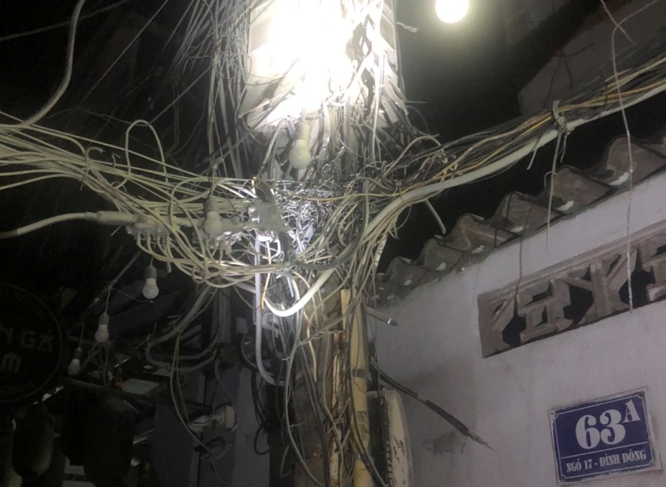 Người dân sử dụng bình chữa cháy kịp thời khống chế cháy ở phường Đông Hải (quận Lê Chân)